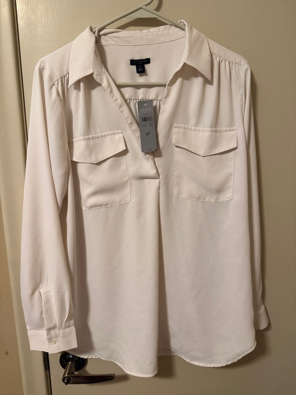 ANN TAYLOR PETITE Cream Long Sleeve V-Neck Pocket Blouse NWT! Size LP $25
